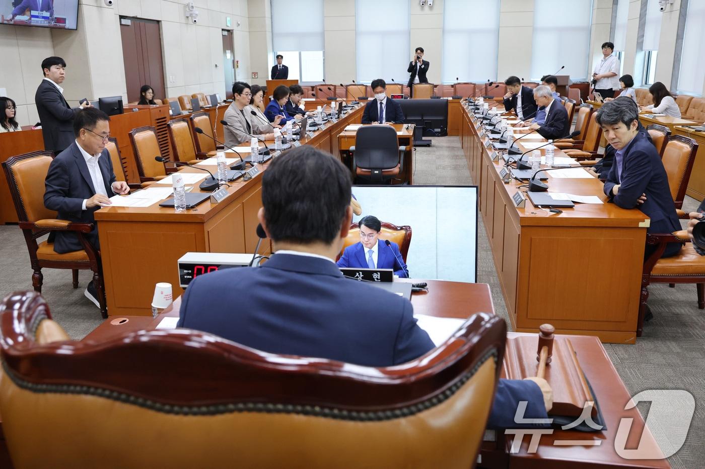 본문 이미지 - 윤상현 위원장이 30일 서울 여의도 국회에서 열린 제9회 전국동시 지방선거 투표용지 부족사태 등 국민참정권 침해 진상규명 및 선거관리 개혁을 위한 국정조사특별위원회 제6차 전체회의에서 의사봉을 두드리고 있다. 2026.7.30 ⓒ 뉴스1 신웅수 기자