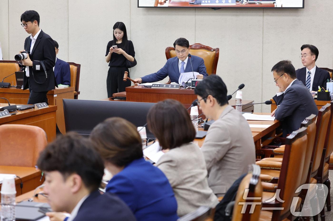 본문 이미지 - 윤상현 위원장이 30일 서울 여의도 국회에서 열린 제9회 전국동시 지방선거 투표용지 부족사태 등 국민참정권 침해 진상규명 및 선거관리 개혁을 위한 국정조사특별위원회 제6차 전체회의에서 의사봉을 두드리고 있다. 2026.7.30 ⓒ 뉴스1 신웅수 기자