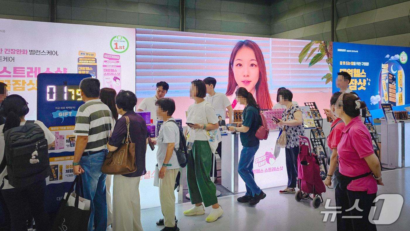 본문 이미지 - 서울 코엑스에서 열린 국제수면치유박람회 방문객들이 대원헬스 부스를 둘러보고 있는 모습 (대원제약 제공)