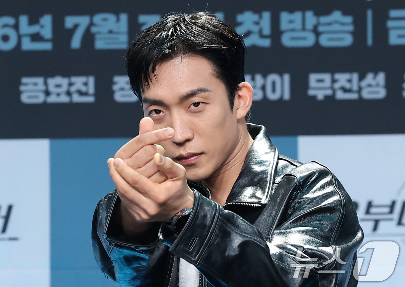본문 이미지 - 배우 이상이가 30일 서울 마포구 상암동 MBC에서 열린 새 금토드라마 '유부녀 킬러' 제작발표회에 참석해 포즈를 취하고 있다. ‘유부녀 킬러’는 낮에는 사람을 처단하는 킬러, 밤에는 아이를 키우는 워킹맘의 이야기를 그린 웹툰을 원작으로 한 드라마다. 2026.7.30 ⓒ 뉴스1 권현진 기자