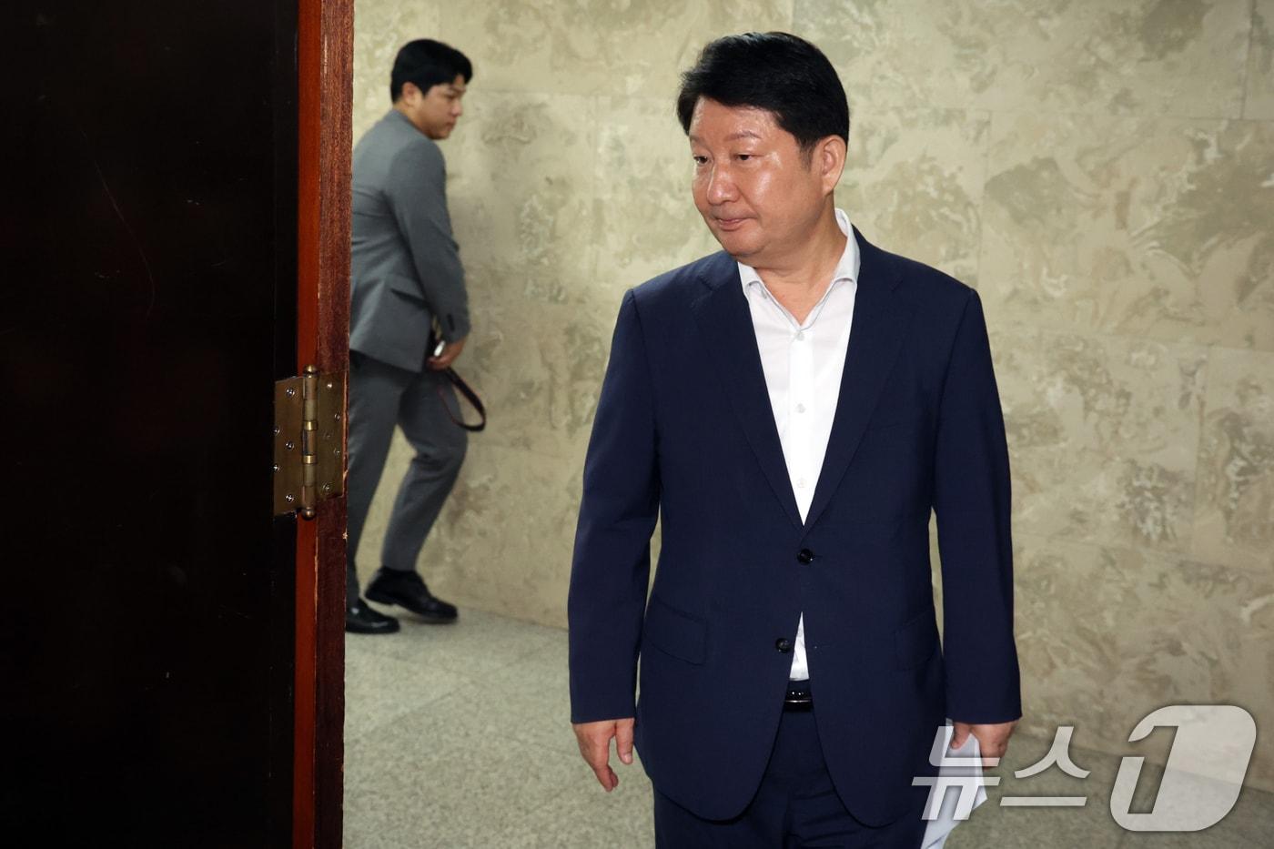 본문 이미지 - 권영진 국민의힘 의원이 30일 오후 서울 여의도 국회에서 열린 제22대 국회 후반기 상임위원장 후보자 선출 의원총회에 참석하고 있다. 2026.7.30 ⓒ 뉴스1 황기선 기자