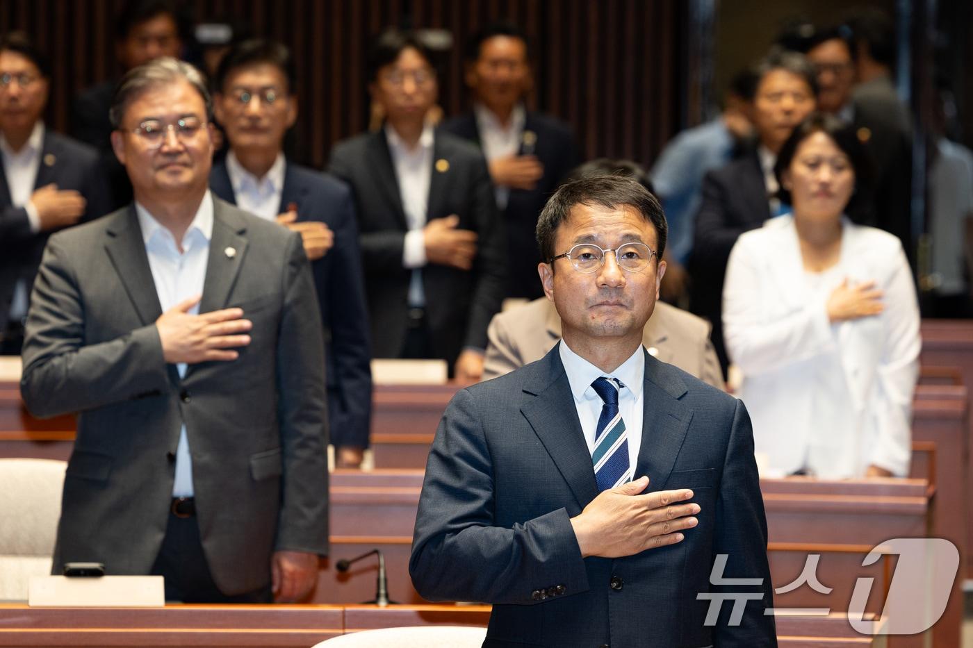 본문 이미지 - 한병도 더불어민주당 당대표 직무대행 겸 원내대표를 비롯한 의원들이 지난달 30일 서울 여의도 국회에서 열린 의원총회에서 국민의례를 하고 있다. 2026.7.30 ⓒ 뉴스1 유승관 기자