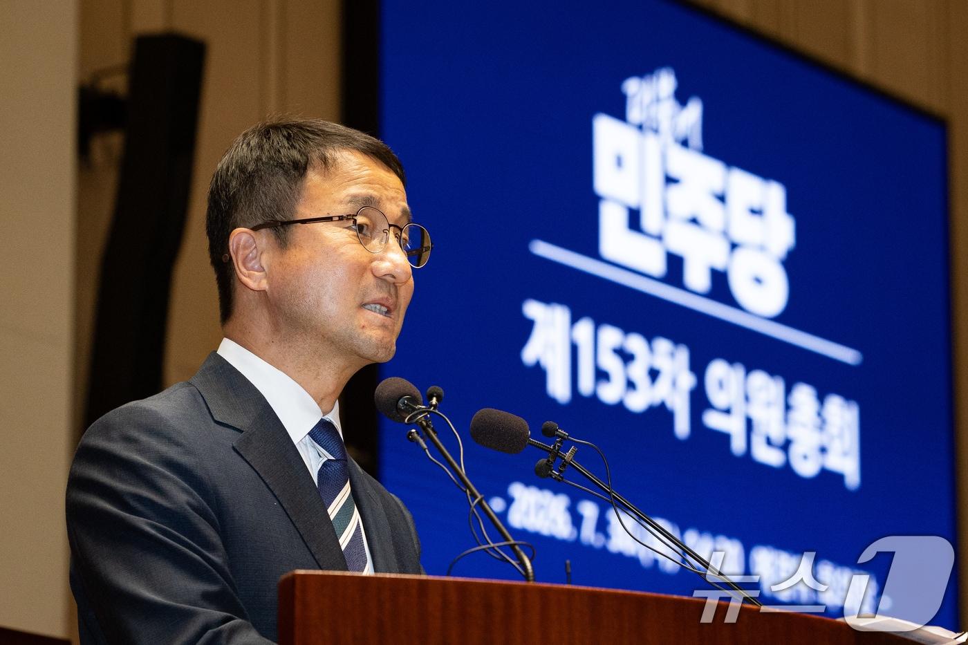 본문 이미지 - 한병도 더불어민주당 당대표 직무대행 겸 원내대표가 30일 서울 여의도 국회에서 열린 의원총회에서 모두 발언을 하고 있다. 2026.7.30 ⓒ 뉴스1 유승관 기자