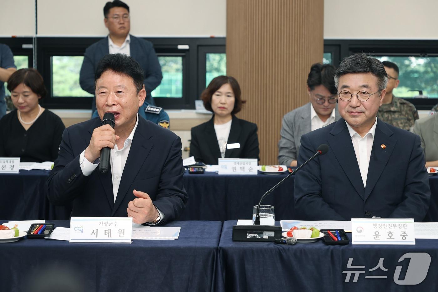 본문 이미지 -  윤호중 행정안전부 장관(오른족)과 서태원 경기 가평군수.(가평군 제공. 재판매 및 DB 금지)/뉴스1