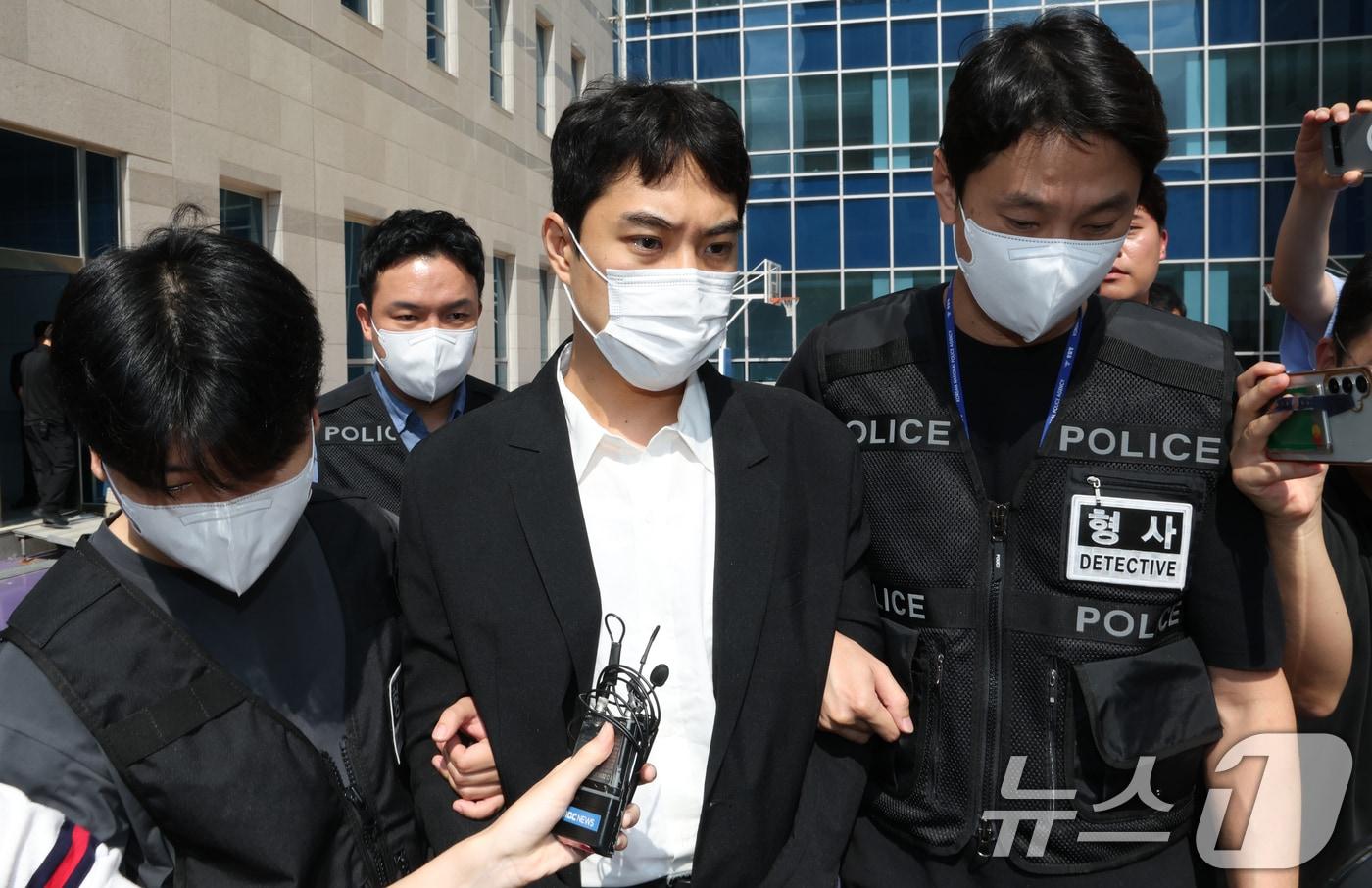 본문 이미지 - 미성년자 성매매 혐의 등을 받는 최영중 전 청주시의원이 30일 충북 청주시 서원구 청주지방법원에서 구속 전 피의자 심문(영장실질심사)을 받은 뒤 나오고 있다./뉴스1