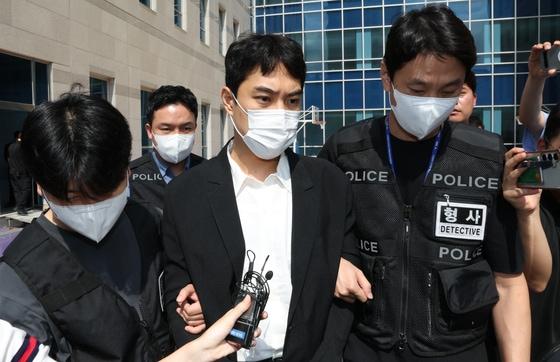 본문 이미지 - 미성년자 성매매 혐의 등을 받는 최영중 전 청주시의원이 30일 충북 청주시 서원구 청주지방법원에서 구속 전 피의자 심문(영장실질심사)을 받은 뒤 나오고 있다. 2026.7.30 ⓒ 뉴스1 김영운 기자
