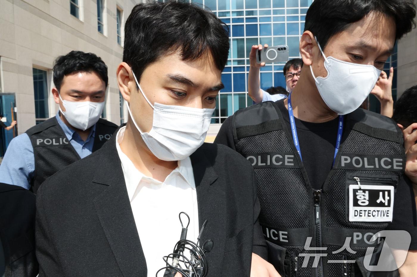 본문 이미지 - 미성년자 성매매 혐의 등을 받는 최영중 전 청주시의원이 30일 충북 청주시 서원구 청주지방법원에서 구속 전 피의자 심문(영장실질심사)을 받은 뒤 나오고 있다. 2026.7.30 ⓒ 뉴스1 김영운 기자