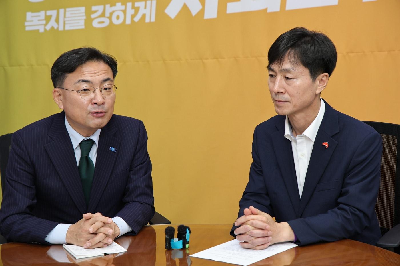본문 이미지 - 신장식 조국혁신당 대표가 30일 국회의원회관에서 한창민 사회민주당 대표를 예방하고 있다. (조국혁신당 제공)