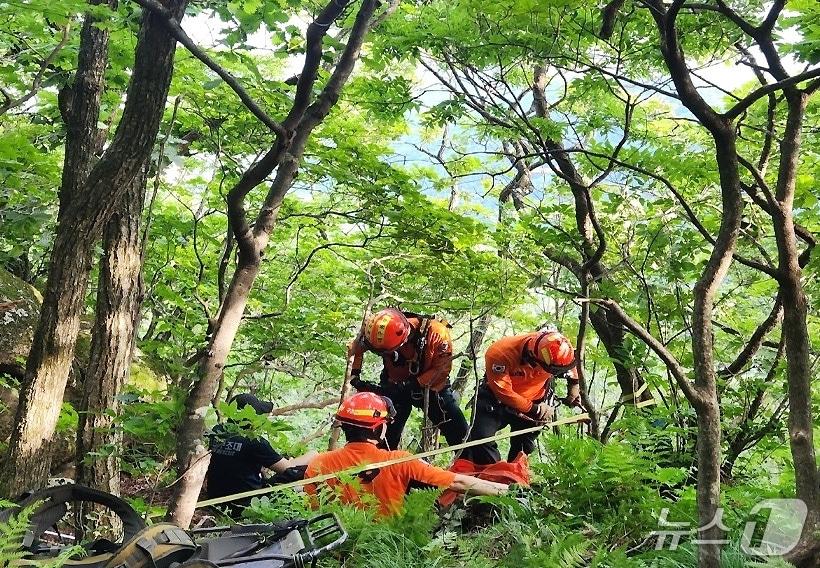 본문 이미지 - 지난 29일 대구 동구 팔공산 동봉 정상 인근에서 소방 당국이 등산객을 구조하는 모습. (대구소방안전본부 제공. 재판매 및 DB금지)