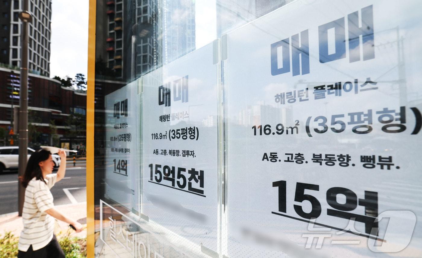 본문 이미지 - 서울 동대문구의 한 아파트 단지 인근 부동산 중개업소 모습. 2026.7.30 ⓒ 뉴스1 이종수 기자