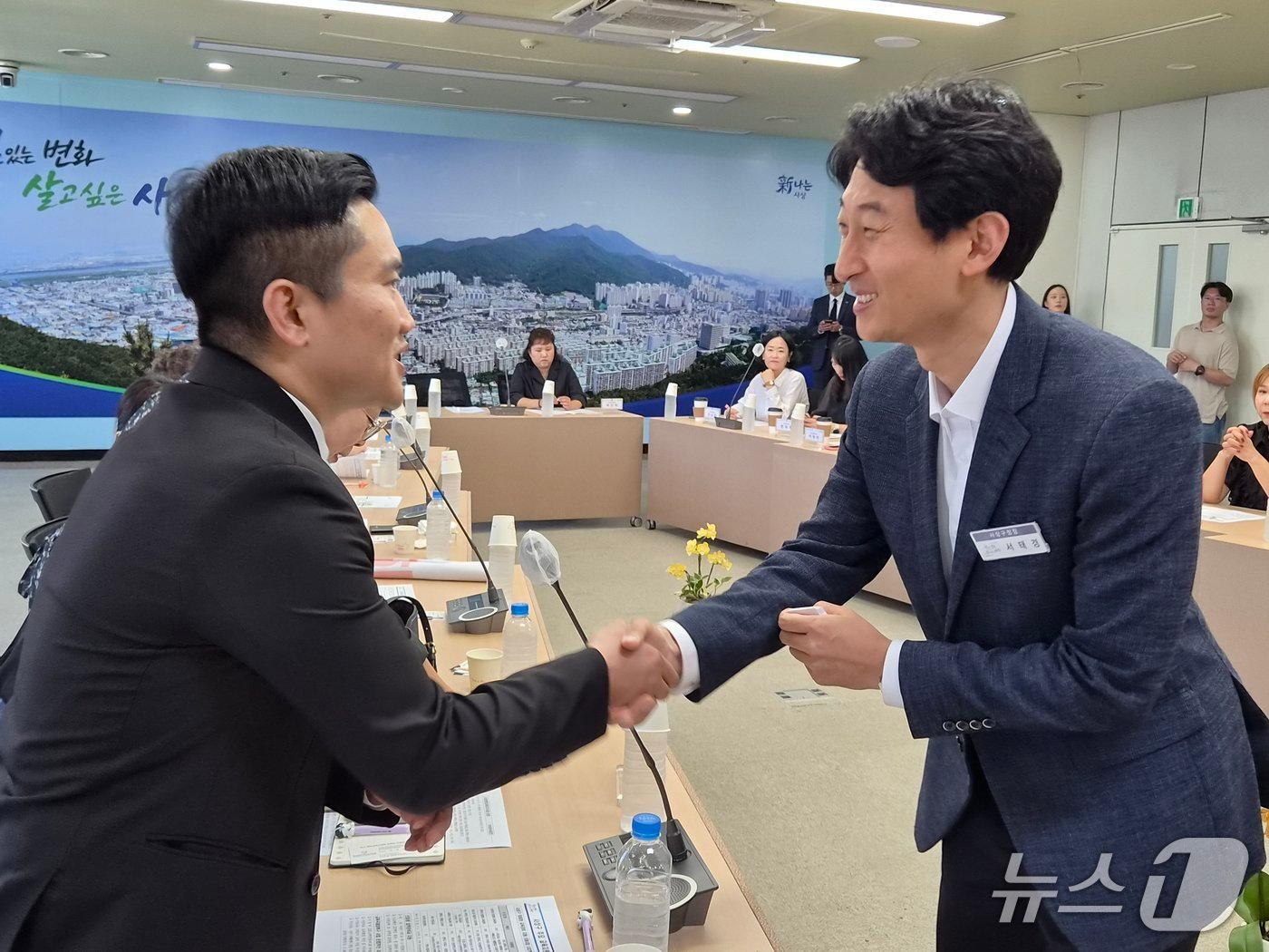 본문 이미지 - 서태경 부산 사상구청장(오른쪽)이 최훈기 북부교육지원청 학교학부모연합회장(왼쪽)과 인사를 나누고 있다. 2026.7.30/뉴스1 ⓒ News1 임순택 기자