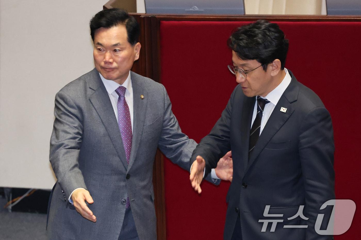 본문 이미지 - 천준호 더불어민주당 원내운영수석부대표와 김승수 국민의힘 원내운영수석부대표가 30일 서울 여의도 국회에서 열린 제437회국회(임시회) 제3차 본회의에서 조정식 국회의장과 대화 후 자리로 돌아가고 있다. 2026.7.30 ⓒ 뉴스1 신웅수 기자
