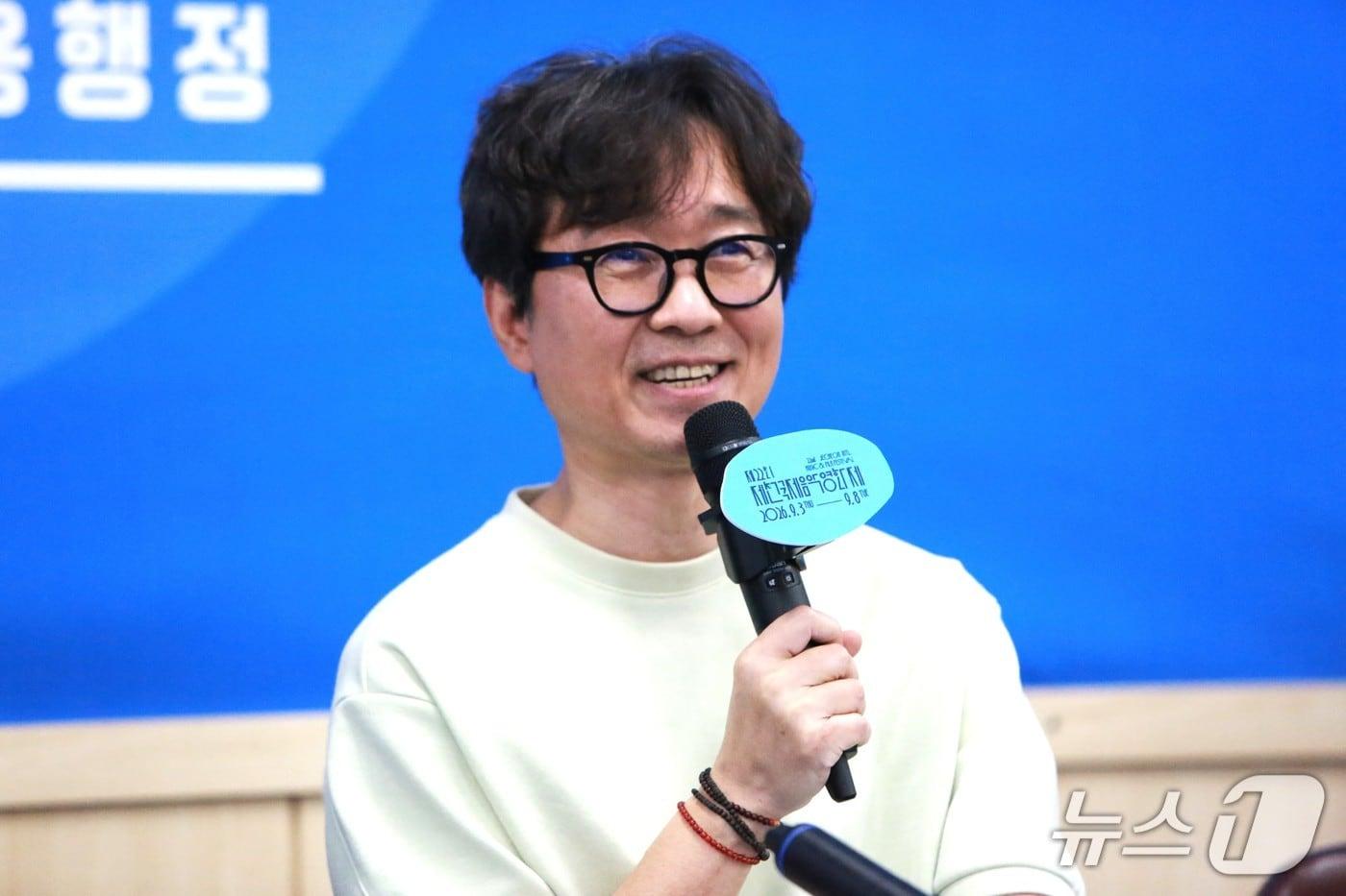 본문 이미지 - 제천시청 브리핑룸에서 기자회견하는 장항준 감독. 2026.7.30ⓒ 뉴스1 손도언 기자 