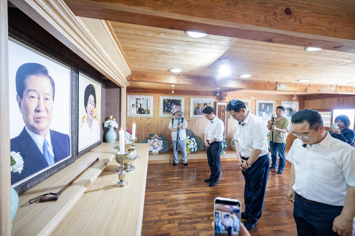 본문 이미지 - 30일 송영길 더불어민주당 당대표 후보와 김영호 최고위원 후보, 민병덕 국회의원이 전남광주 신안군 하의도에 있는 김대중 대통령 생가를 방문했다(송영길 캠프 제공)