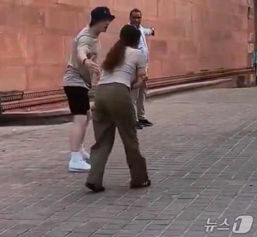 본문 이미지 - 한국인 관광객이 인도 타지마할 인근에서 원숭이에게 공격을 당하는 사고가 발생했다. (출처=소셜미디어 엑스) 2026.7.30./뉴스1