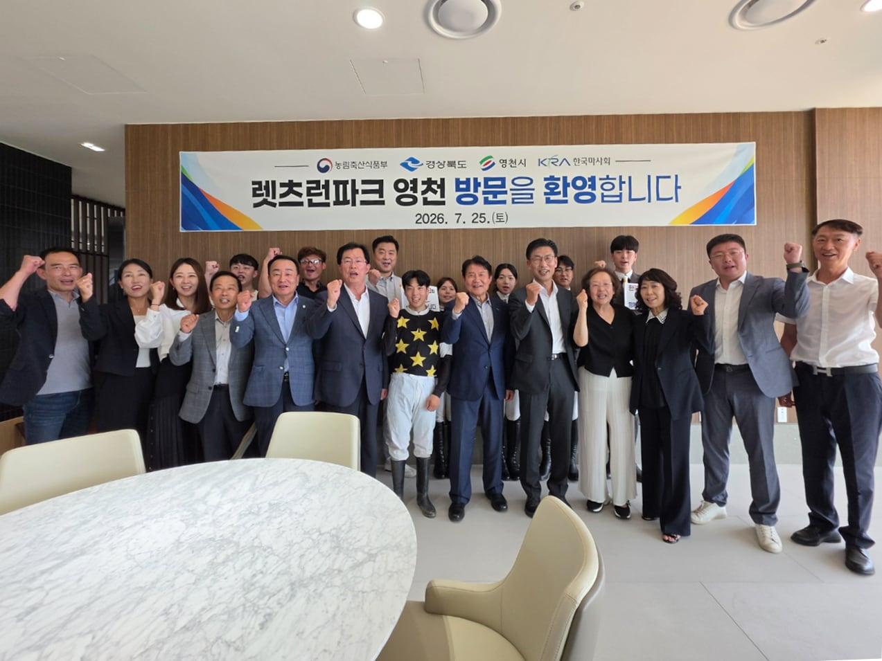 본문 이미지 - 렛츠런파크 영천서 모의경주를 참관한 뒤 포즈를 취하고 있다.  (한국마사회 제공)