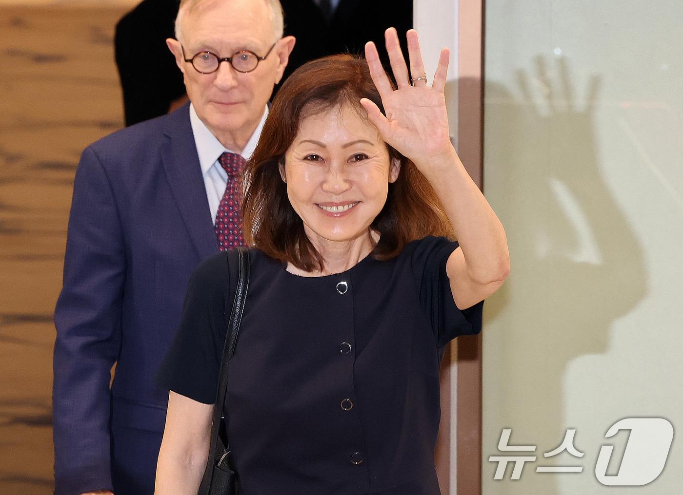 본문 이미지 - 미셸 스틸(한국명 박은주) 신임 주한미국대사가 30일 인천국제공항 제2여객터미널을 통해 입국하며 손을 들어 인사하고 있다. 한국계 첫 여성 주한 미국대사로 지명된 미셸 스틸 대사는 1955년 서울에서 태어난 실향민 2세로 2020년과 2022년 캘리포니아주 연방하원의원에 두 차례 당선된 정치인 출신이다. 2026.7.30 ⓒ 뉴스1 김진환 기자