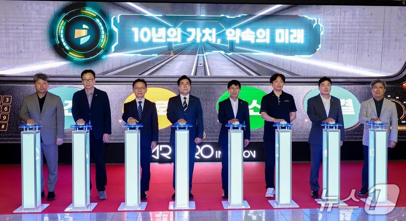 본문 이미지 - 인천 2호선 개통 10주년 기념식 세리모니 (인천교통공사 제공.재판매 및 DB금지)