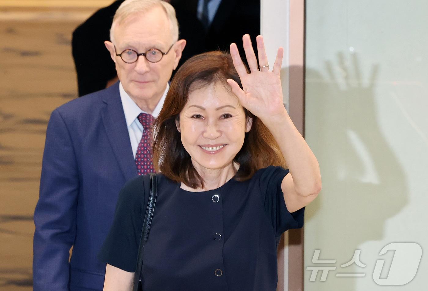본문 이미지 - 미셸 스틸(한국명 박은주) 신임 주한미국대사가 30일 인천국제공항 제2여객터미널을 통해 입국하고 있다. 한국계 첫 여성 주한 미국대사로 지명된 미셸 스틸 대사는 1955년 서울에서 태어난 실향민 2세로 2020년과 2022년 캘리포니아주 연방하원의원에 두 차례 당선된 정치인 출신이다. 2026.7.30 ⓒ 뉴스1 김진환 기자