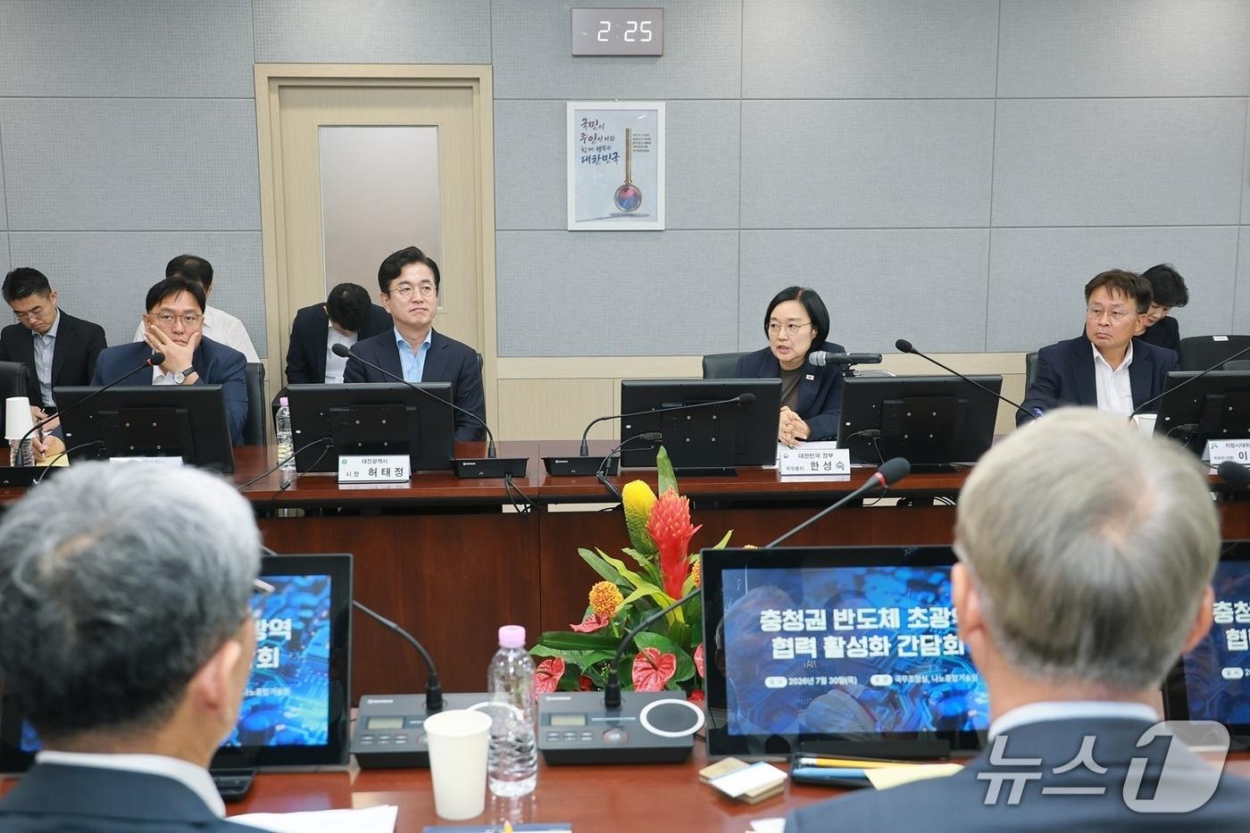 본문 이미지 - 허태정 시장이 30일 오후 나노종합기술원에서 열린 충청권 반도체 초광역 협력 간담회애 참석했다. (시 제공) / 뉴스1