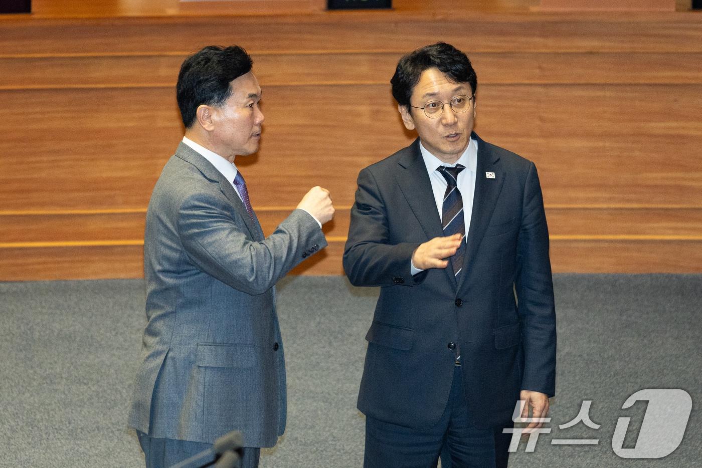 본문 이미지 - 국민의힘 김승수(왼쪽), 더불어민주당 천준호 원내운영수석부대표. ⓒ 뉴스1 유승관 기자