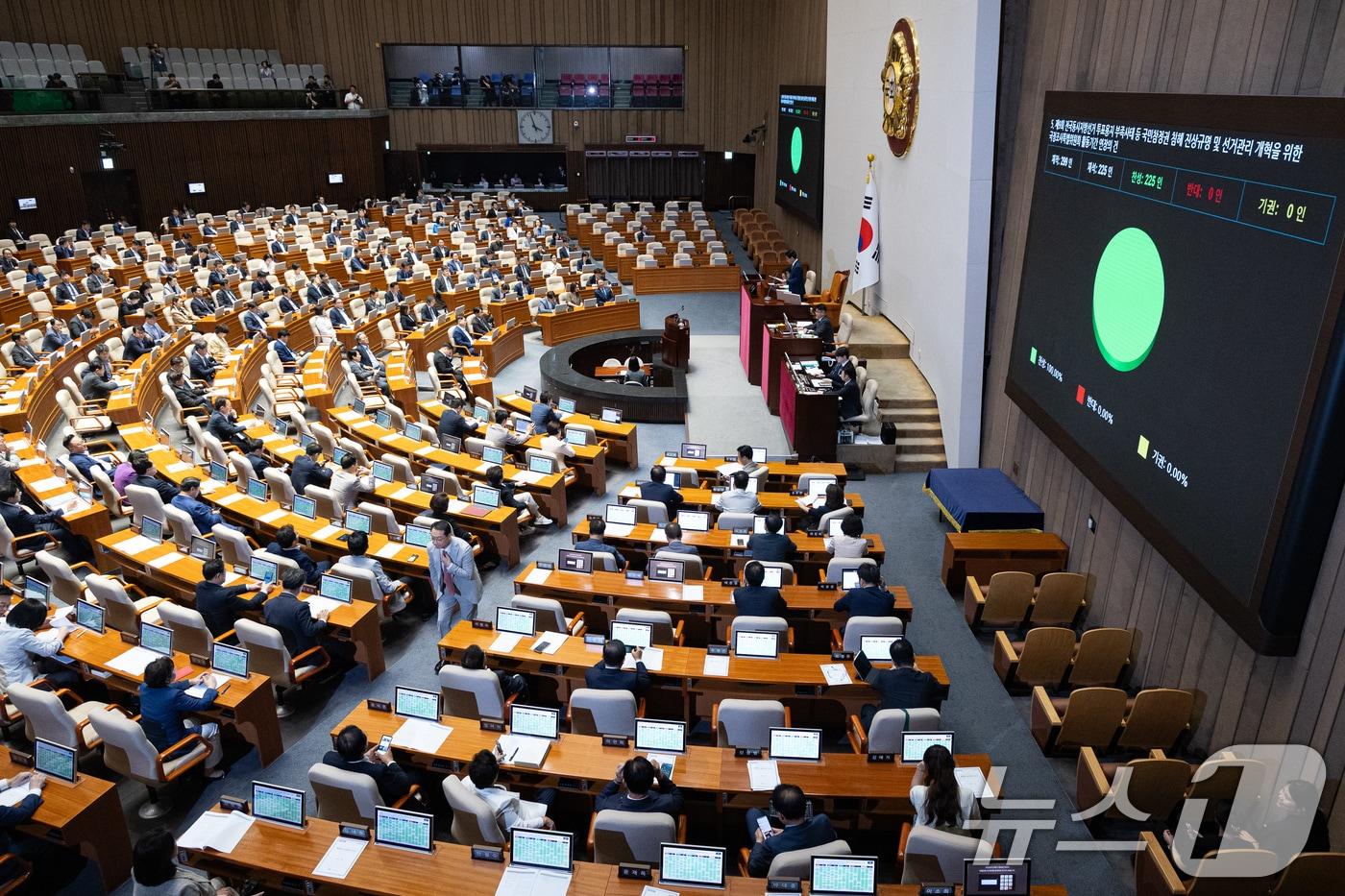 본문 이미지 - 지난달 30일 서울 여의도 국회에서 열린 제437회 국회(임시회) 제3차 본회의에서 제9회 전국동시지방선거 투표용지 부족 사태 등 국민참정권 침해 의혹 진상규명 및 선거관리 개혁을 위한 국정조사특별위원회 활동기간 연장의 건이 재석 225인 중 찬성 225인으로 가결되고 있다. 2026.7.30 ⓒ 뉴스1 유승관 기자