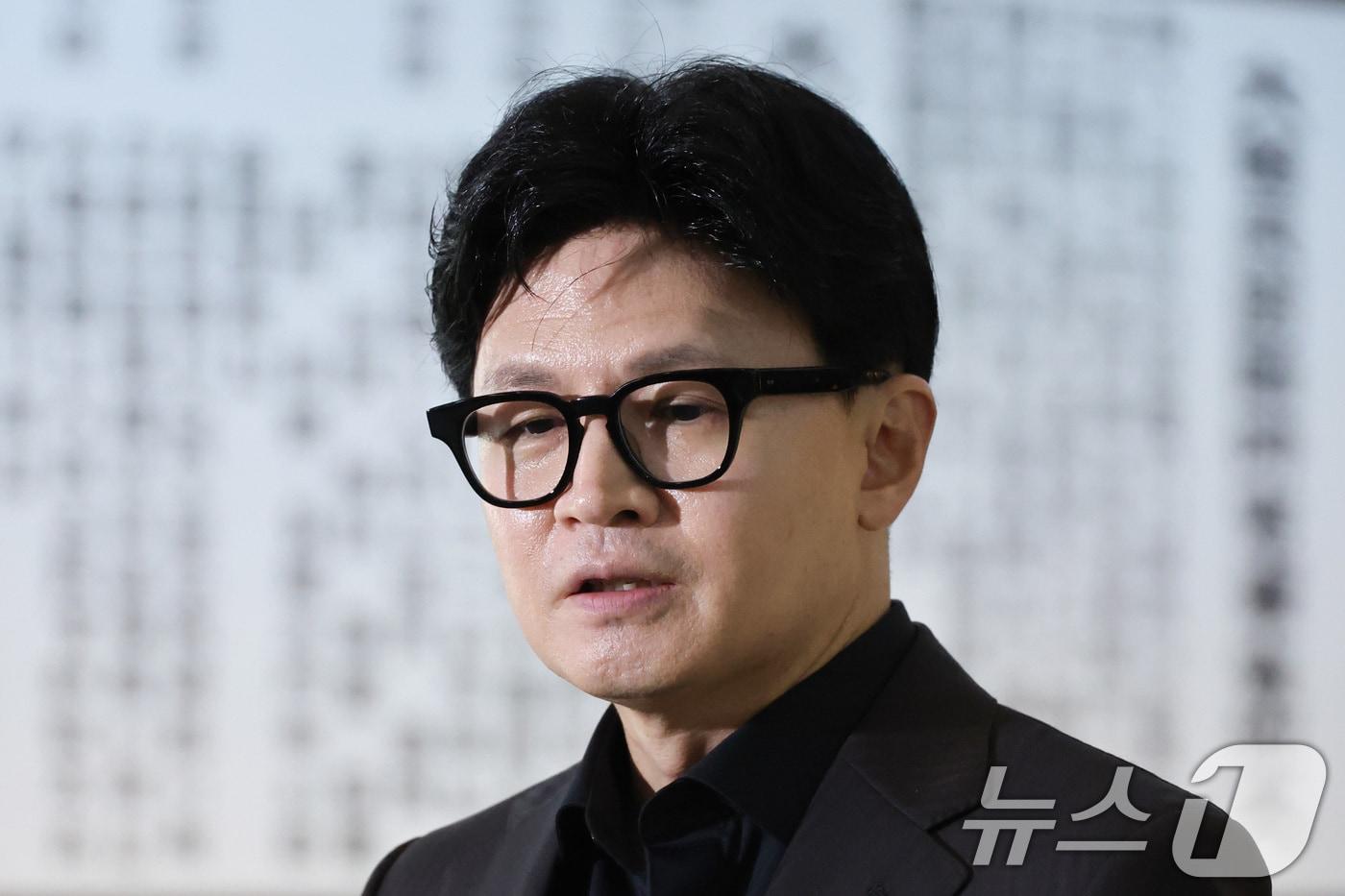 본문 이미지 - 한동훈 무소속 의원이 지난 30일 서울 여의도 국회 본회의장 앞에서 현안 관련 브리핑을 하고 있다. 2026.7.30 ⓒ 뉴스1 신웅수 기자