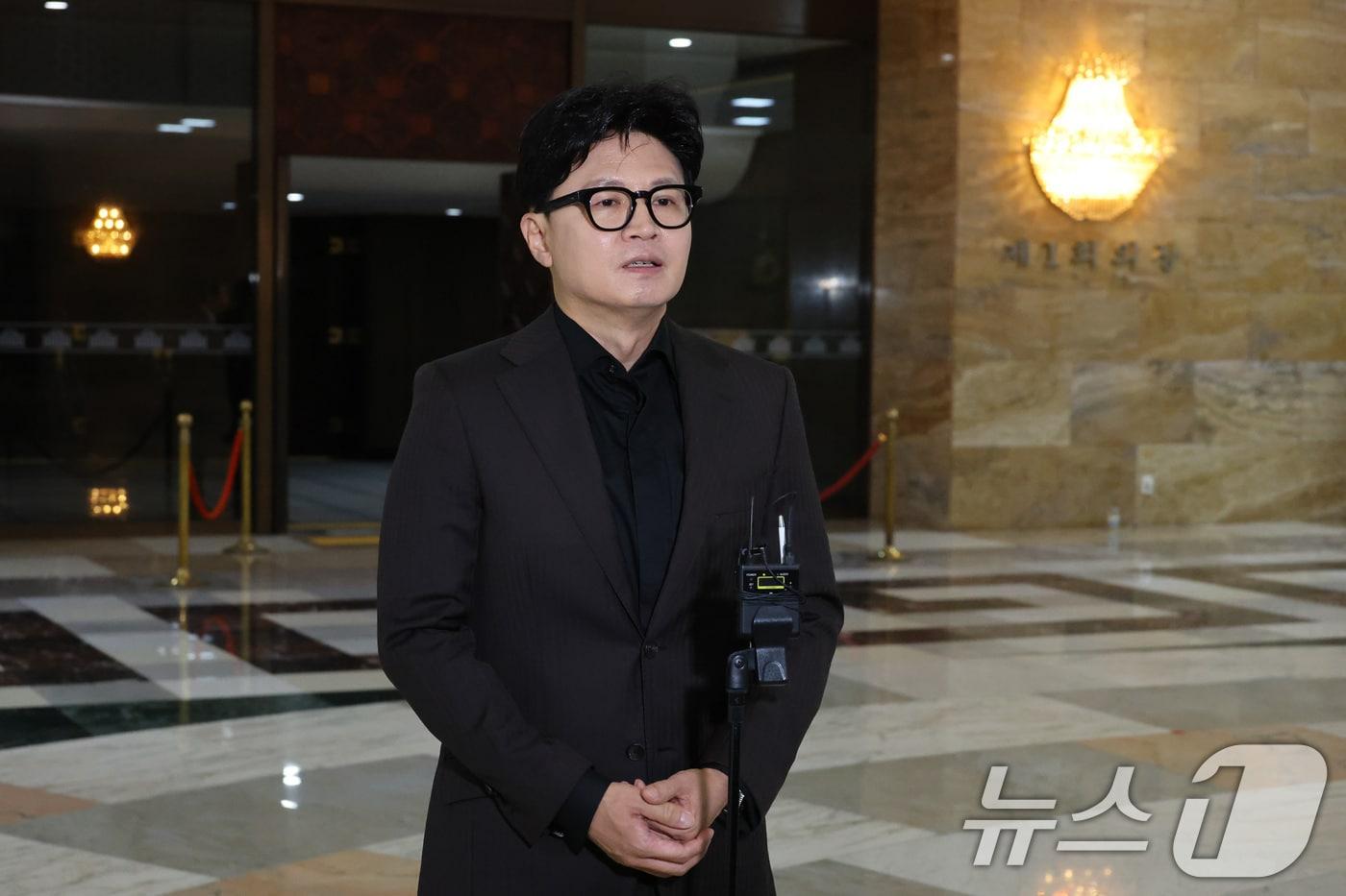 본문 이미지 - 한동훈 무소속 의원이 30일 서울 여의도 국회 본회의장 앞에서 현안 관련 브리핑을 하고 있다. 2026.7.30 ⓒ 뉴스1 신웅수 기자