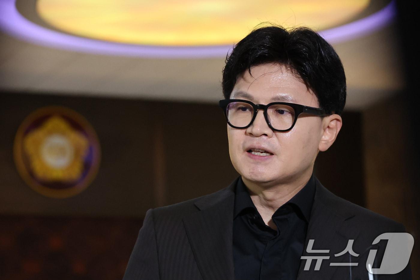 본문 이미지 - 한동훈 무소속 의원이 30일 서울 여의도 국회 본회의장 앞에서 현안 관련 브리핑을 하고 있다. 2026.7.30 ⓒ 뉴스1 신웅수 기자