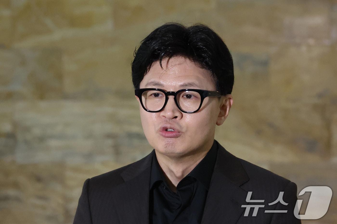 본문 이미지 - 한동훈 무소속 의원이 30일 서울 여의도 국회 본회의장 앞에서 현안 관련 브리핑을 하고 있다. 2026.7.30 ⓒ 뉴스1 신웅수 기자