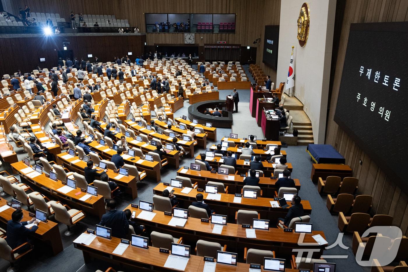 본문 이미지 - 30일 서울 여의도 국회에서 열린 제437회 국회(임시회) 제3차 본회의에서 형사소송법 일부개정법률안(대안)에 대한 주호영 국민의힘 의원의 무제한 토론(필리버스터)이 시작되자 여당 의원들이 본회의장을 빠져나가고 있다. 2026.7.30 ⓒ 뉴스1 유승관 기자