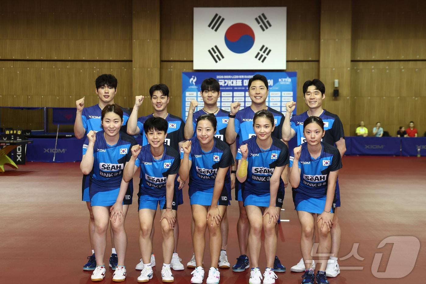 본문 이미지 - 2026 아이치-나고야 아시안게임을 앞둔 탁구 국가대표팀 신유빈, 임종훈 등 선수들이 30일 오후 충북 진천군 진천국가대표선수촌에서 열린 미디어데이에서 기념촬영을 하고 있다. 2026.7.30 ⓒ 뉴스1 김민지 기자