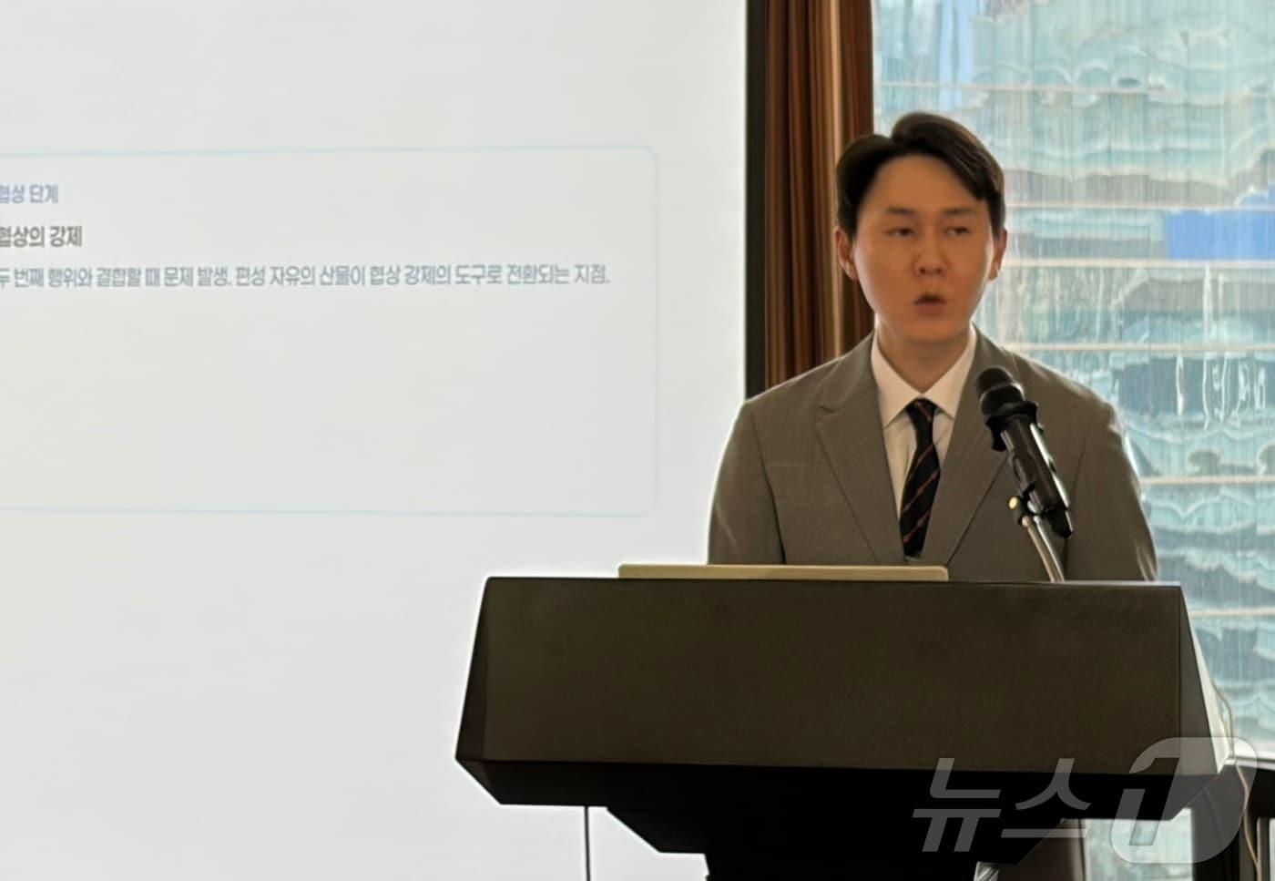 본문 이미지 - 유성진 숭실대 교수가 '30일 서울 중구 프레스센테에서 '유료방송 채널거래 시장 개선 방안 마련' 세미나에서 발표하고 있다. ⓒ 뉴스1 한수민 수습기자