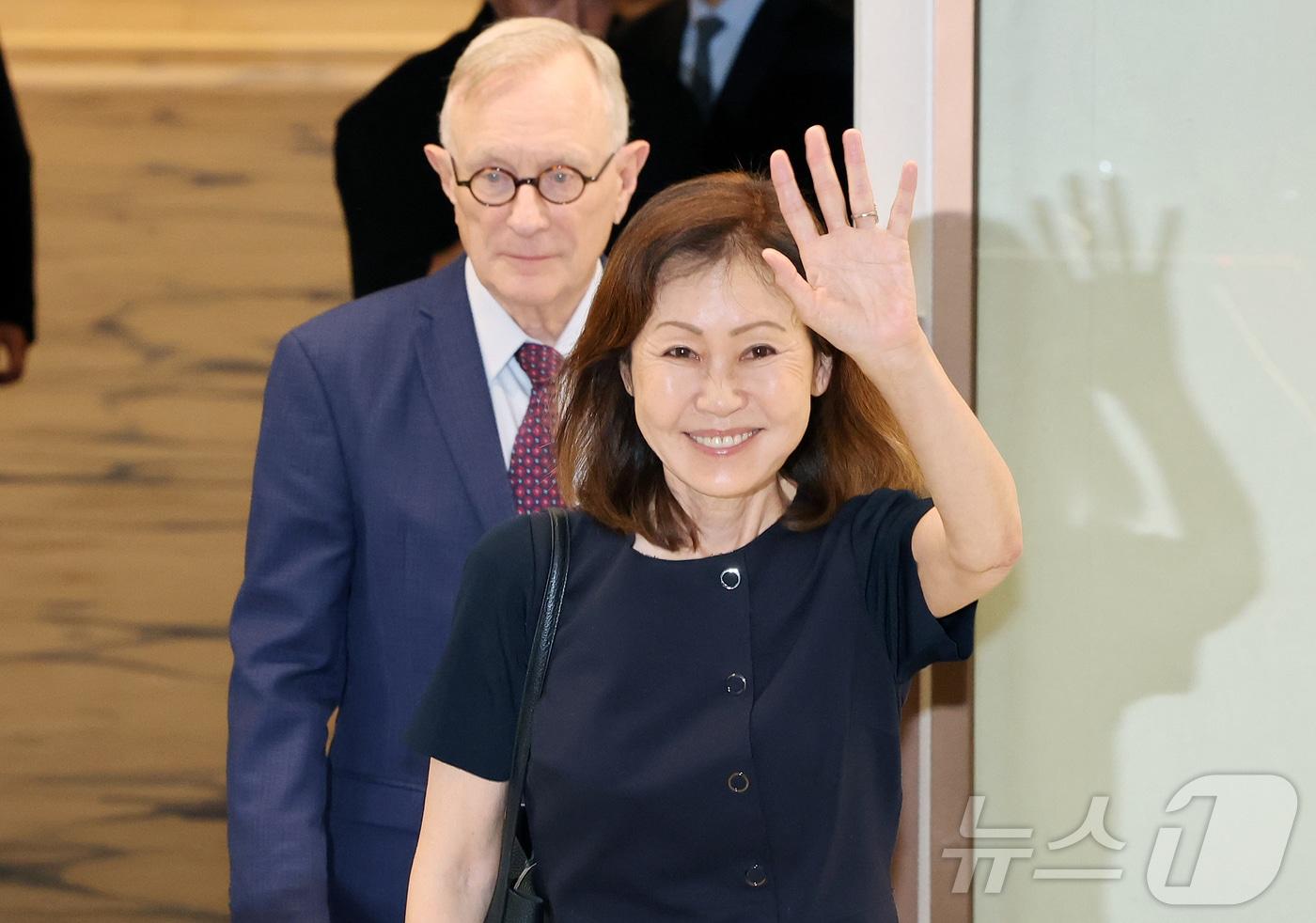 본문 이미지 - 미셸 스틸(한국명 박은주) 신임 주한미국대사가 지난달 30일 인천국제공항 제2여객터미널을 통해 입국하고 있다. 왼쪽은 남편 숀 스틸 변호사. 2026.7.30 ⓒ 뉴스1 김진환 기자