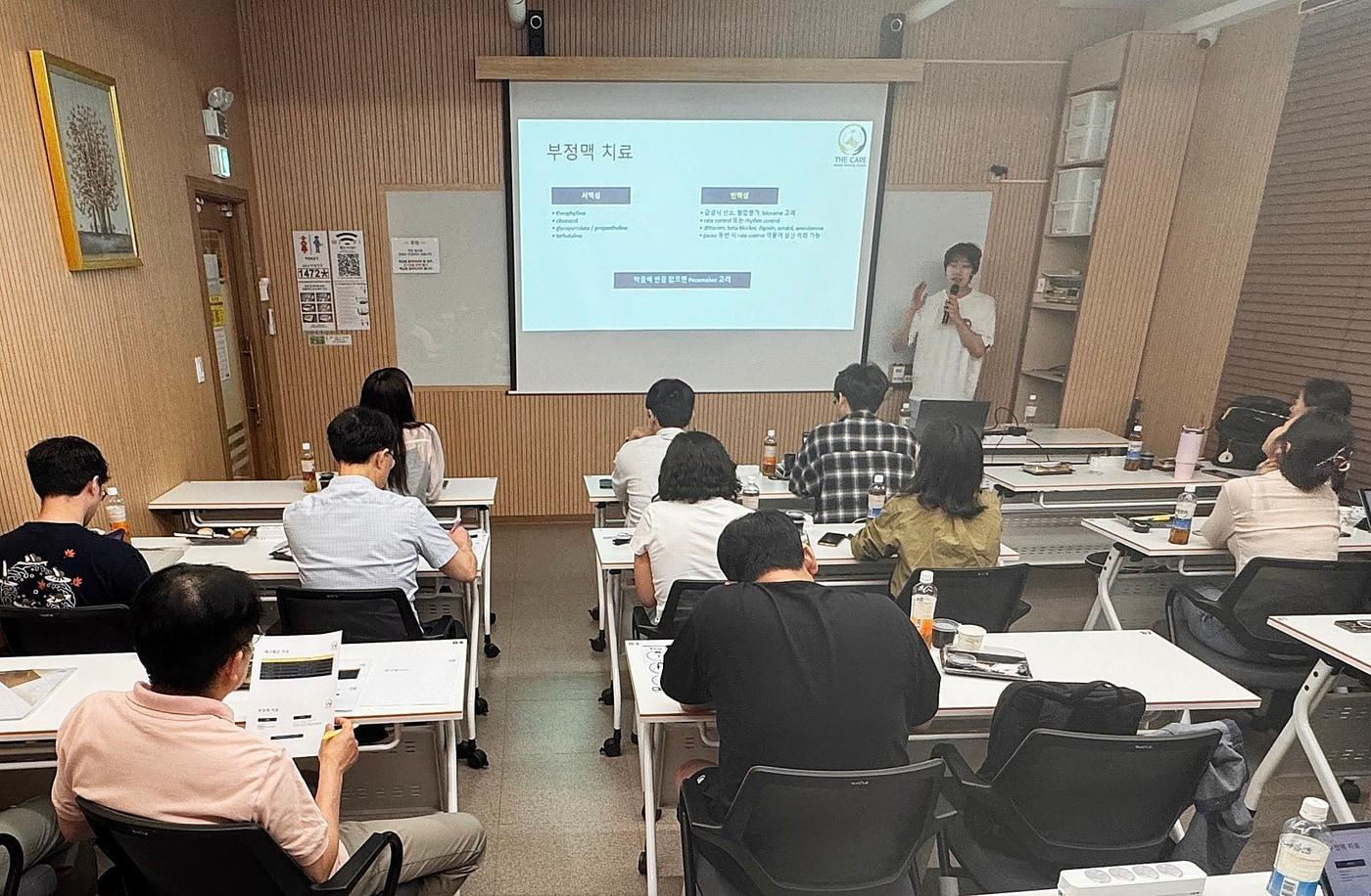 본문 이미지 - 더케어동물의료센터는 최근 두 차례에 걸쳐 지역 동물병원 대상 학술 세미나 '더케어 세미나(The Care Seminar)'를 개최했다(병원 제공). ⓒ 뉴스1