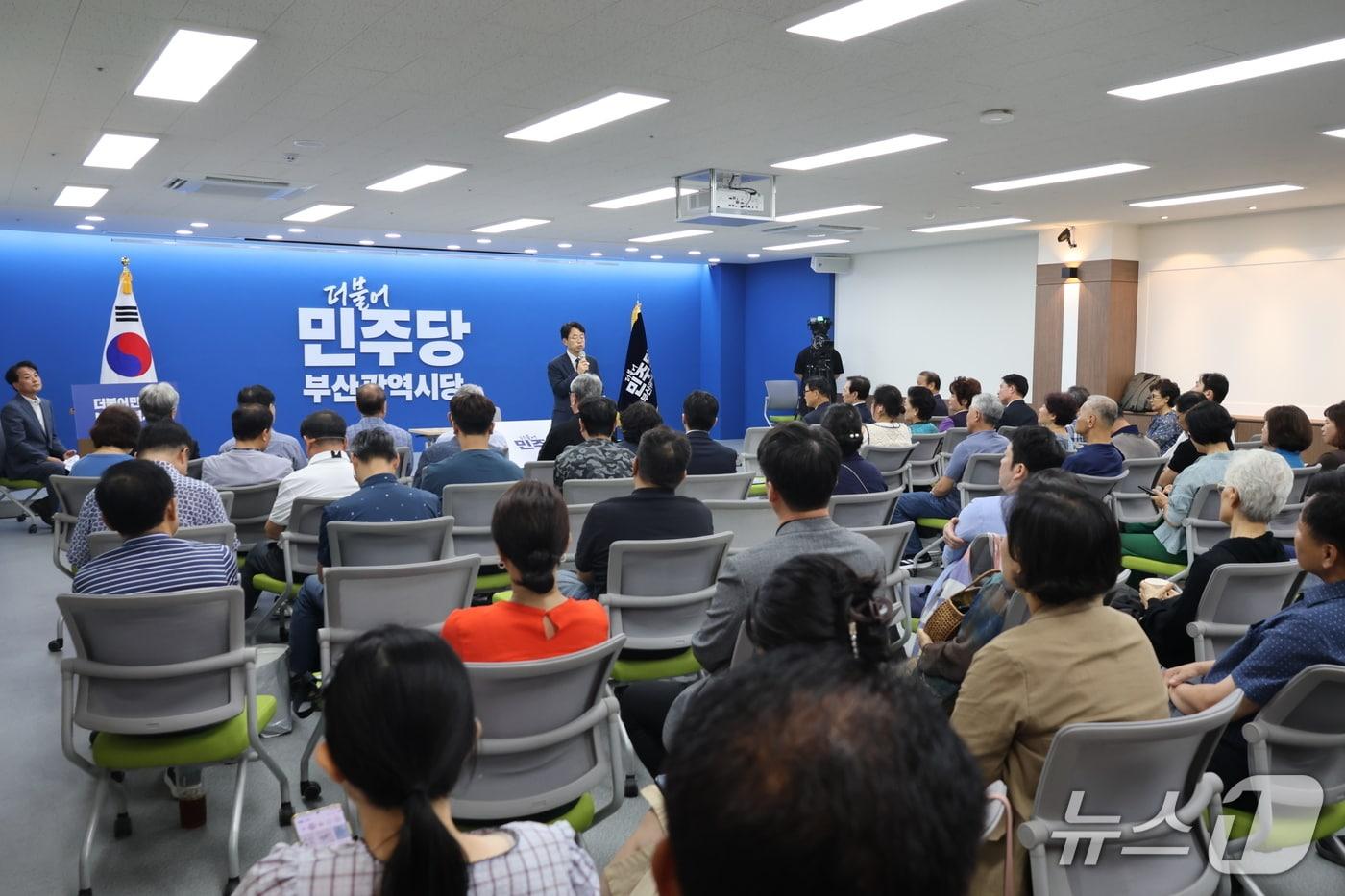 본문 이미지 - 박홍배 부산시당위원장 후보자가 당원간담회를 진행하고 있다.(민주당 부산시당 제공. 재판매 및 DB금지)