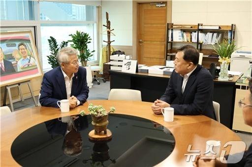 본문 이미지 - 김종훈 진보당 대표가 30일 민형배 전남광주통합특별시장과 만나 대화를 나누고 있다. (진보당 제공. 재판매 및 DB 금지) 