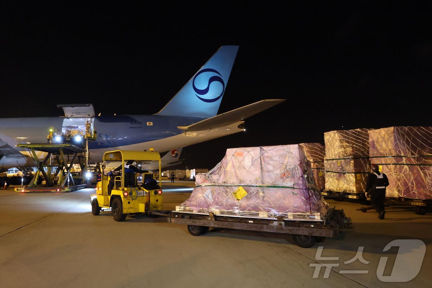본문 이미지 - 지난 30일 인천국제공항 대한항공 화물터미널에서 관계자들이 삼성전자와 SK하이닉스의 반도체를 홍콩으로 향하는 항공기에 탑재하고 있다. (공동취재) ⓒ 뉴스1 김성진 기자