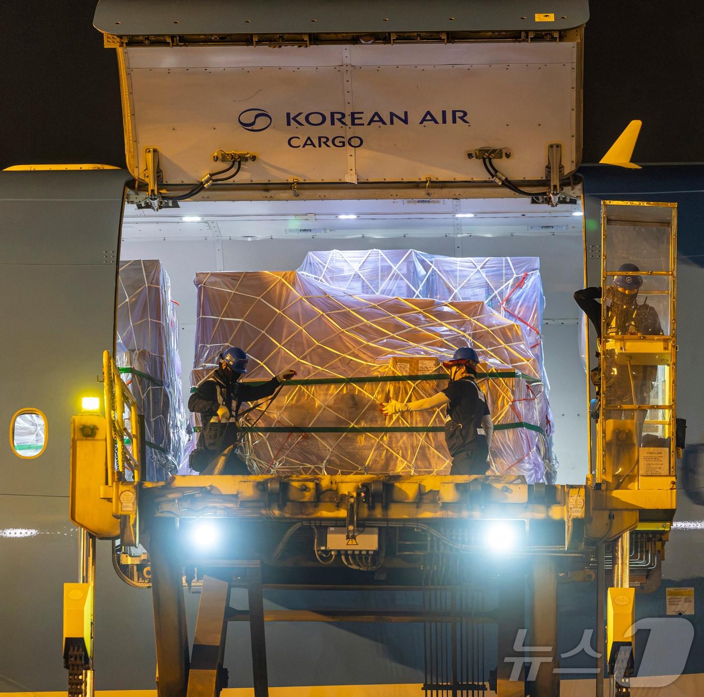 본문 이미지 - 인천국제공항 대한항공 화물터미널에서 관계자들이 삼성전자와 SK하이닉스의 반도체를 홍콩으로 향하는 항공기에 탑재하고 있다. (공동취재) ⓒ 뉴스1 김성진 기자