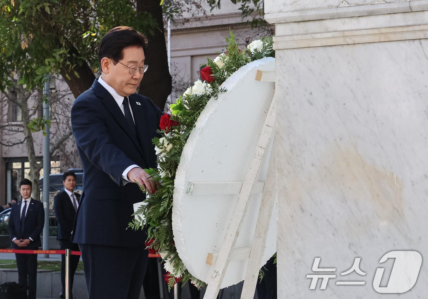 본문 이미지 - 이재명 대통령이 30일(현지시간) 칠레 산티아고 건국영웅 오히긴스 동상을 찾아 헌화하고 있다. 2026.7.31 ⓒ 뉴스1 허경 기자