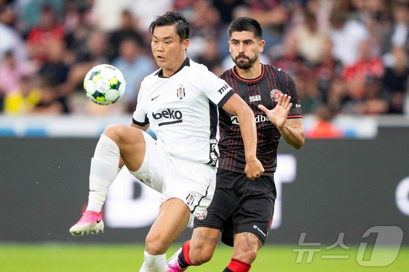 본문 이미지 - 베식타스 공격수 오현규(왼쪽)가 31일(한국시간) 열린 미트윌란과 2026-27 UEFA 유로파리그 2차 예선 2차전에서 상대 수비수 마르틴 에를리치의 퇴장을 유도해 팀의 2-0 승리를 이끌었다. ⓒ AFP=뉴스1