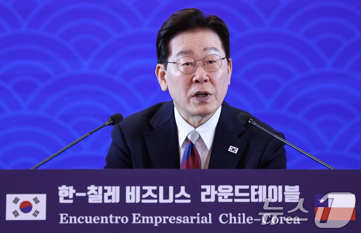 본문 이미지 - 이재명 대통령이 30일(현지시간) 칠레 산티아고 한 호텔에서 열린 비즈니스 라운드테이블에서 발언을 하고 있다. 2026.7.31 ⓒ 뉴스1 허경 기자