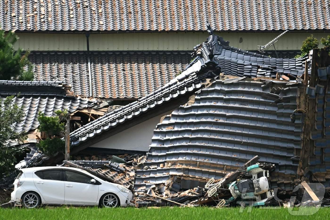 본문 이미지 - 구마모토현 히카와의 한 주택 옆 차량 ⓒ AFP=뉴스1