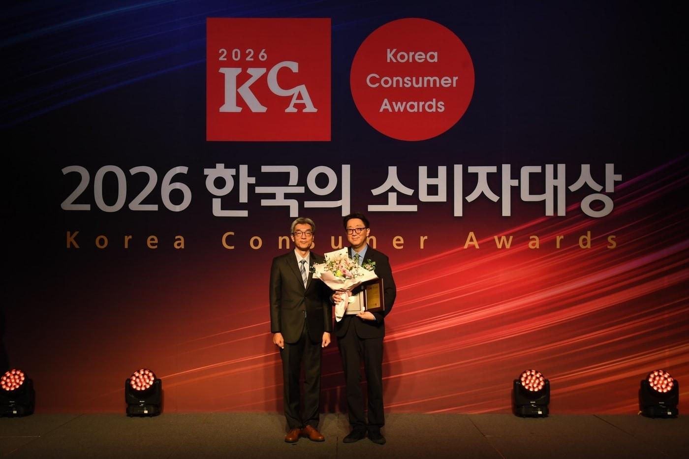 본문 이미지 -  강재훈 풀무원 리빙케어사업본부 본부장이 '2026 한국의 소비자대상' 소형 김치냉장고 부문 대상 수상 후 기념 촬영하고 있다.(풀무원 제공)