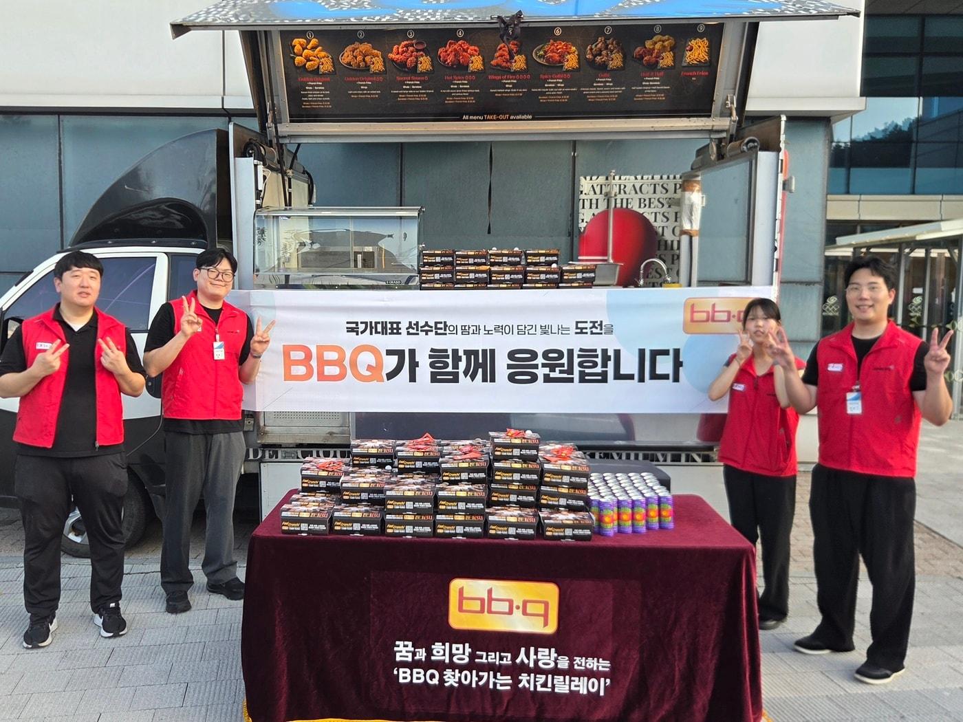 본문 이미지 - BBQ가 충북 진천 국가대표선수촌에서 아시안게임 선전을 위해 구슬땀을 흘리고 있는 선수와 코칭스태프에게 치킨 등을 전달했다.(BBQ 제공)