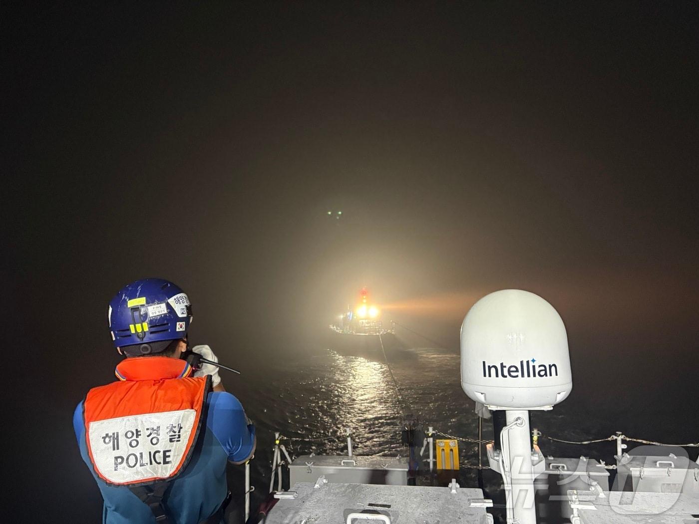 본문 이미지 - 완도해양경찰서가 지난 30일 완도군 넙도 서방 약 4.5해리 해상에서 운항 불가 상태에 빠진 9.77톤급 낚시어선 A호에 대해 구조 활동을 펼치고 있다. (완도해경 제공. 재판매 및 DB 금지) 