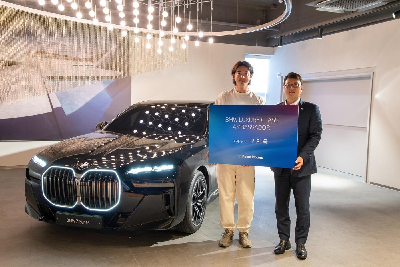 본문 이미지 - KBO 프로야구 선수 구자욱이 BMW 공식 딜러사 코오롱모터의 BMW 7시리즈 앰배서더로 선정되며 제공받은 준대형 세단 '740i'를 배경으로 기념 사진을 촬영한 모습(코오롱모터스 제공). 2026.7.31.