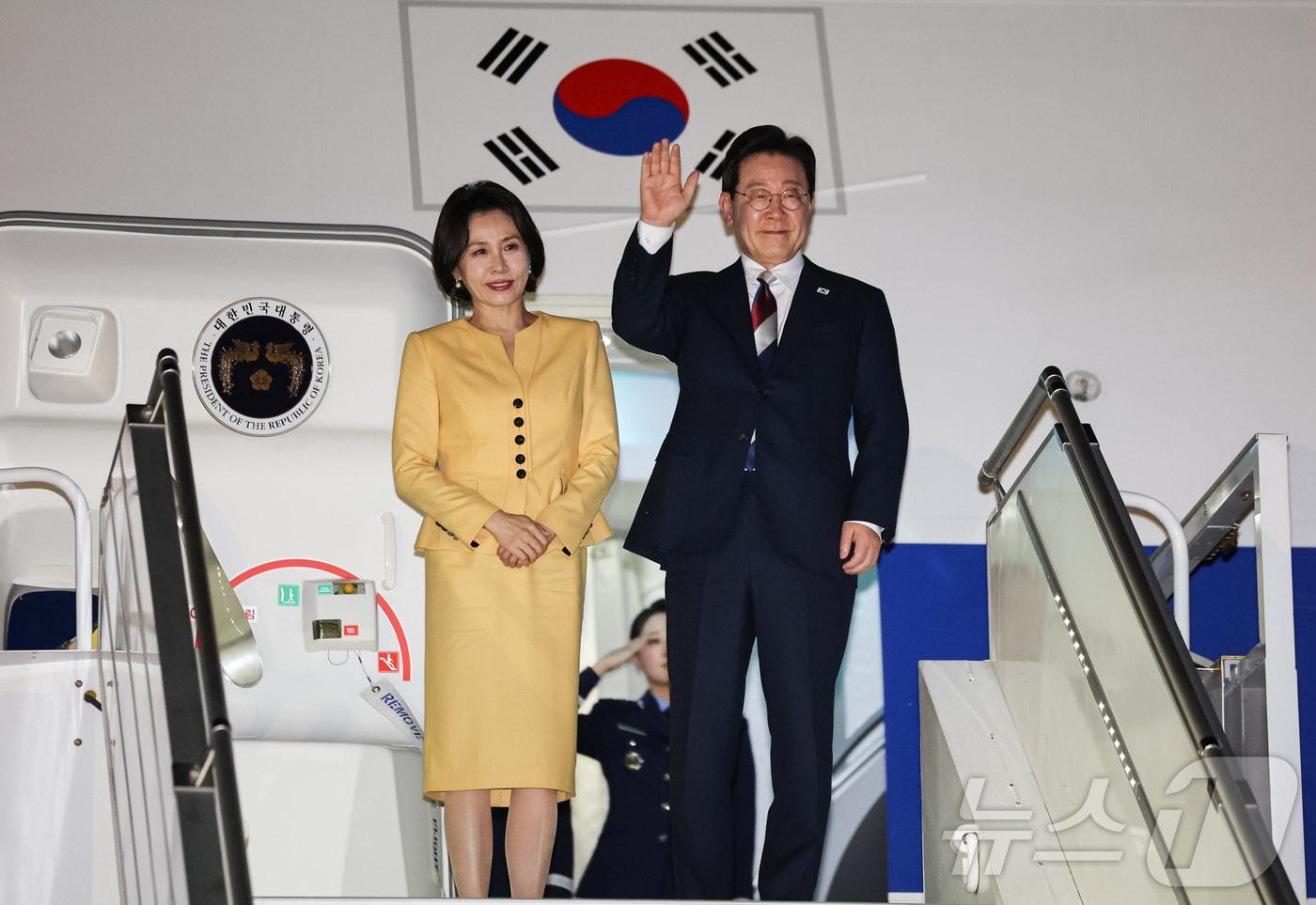 본문 이미지 - 이재명 대통령과 김혜경 여사가 30일(현지시간) 칠레 산티아고 아르투로 메리노 베니테스 공항에서 환송객들에게 인사를 하고 있다. 2026.7.31 ⓒ 뉴스1 허경 기자