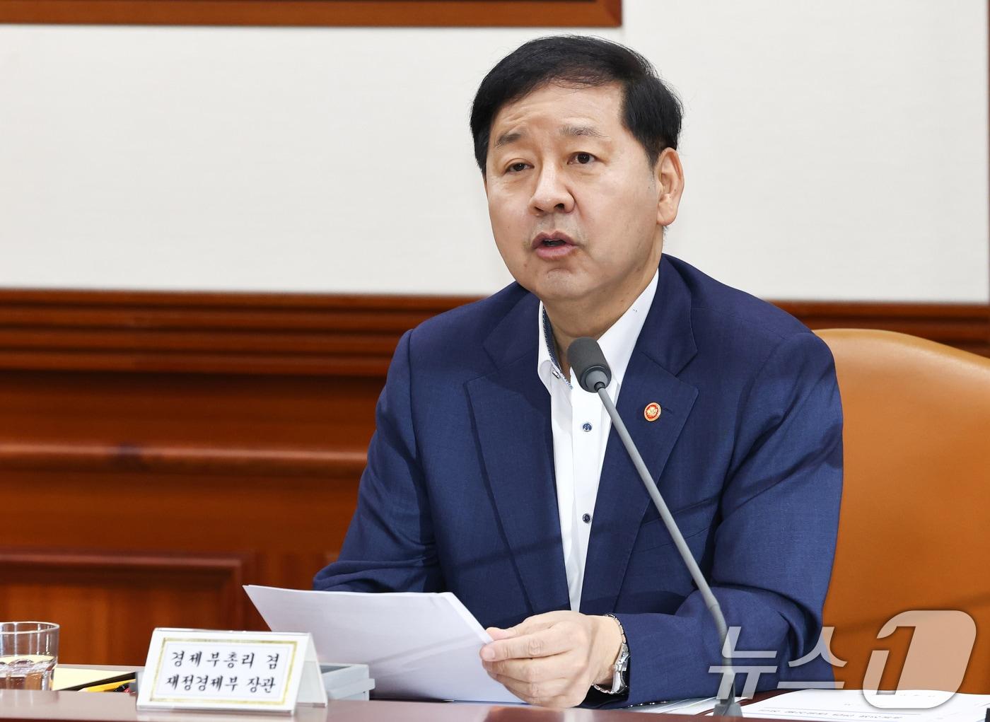 본문 이미지 - 구윤철 부총리 겸 재정경제부 장관이 정부서울청사에서 열린 비상경제본부회의 겸 경제관계장관회의 겸 민생물가 특별관리 관계장관 TF에서 발언하고 있다. 2026.7.31 ⓒ 뉴스1 최지환 기자