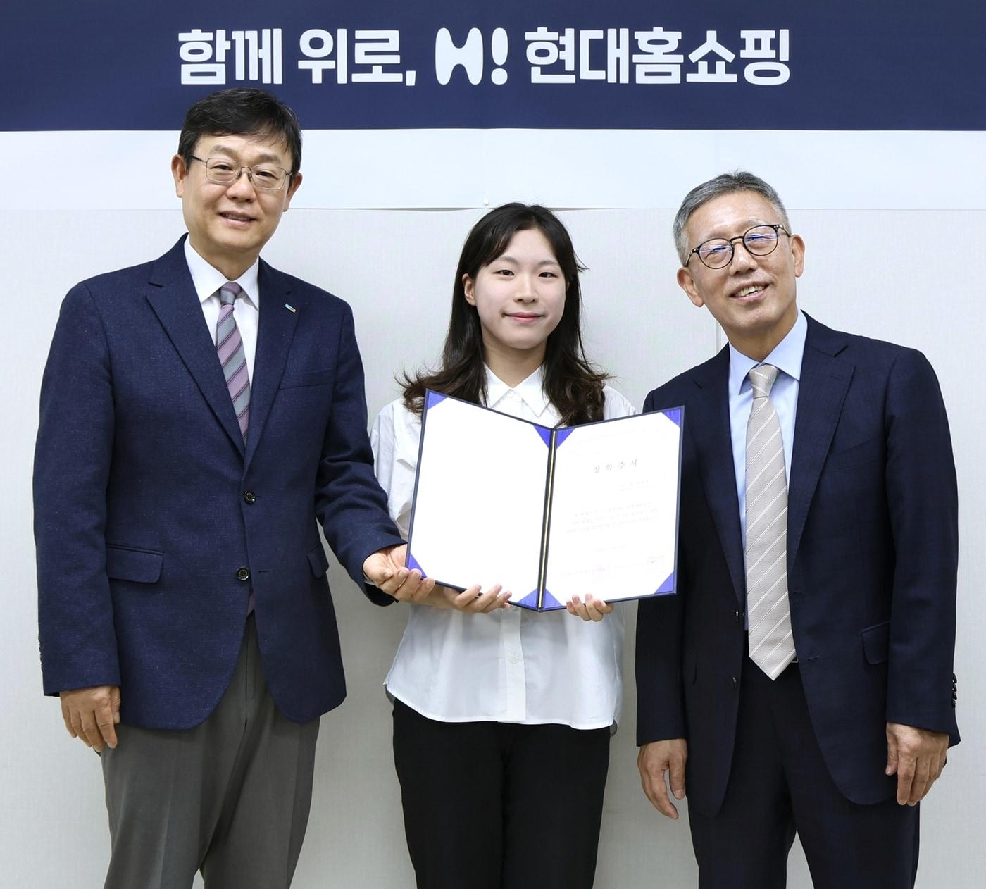 본문 이미지 - 30일 오후, 서울 강동구 천호동 현대홈쇼핑 본사에서 진행된 장애인 가정 장학사업 '하이(H!) 두드림투게더' 장학금 전달식에서 한광영 현대홈쇼핑 대표이사(사진 왼쪽)와 나운환 한국장애인재활협회 회장(사진 오른쪽)이 장학생 대표(사진 가운데)와 기념사진을 찍고 있다.(현대홈쇼핑 제공)